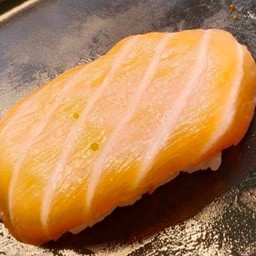 ซูชิข้าวปั้นหน้าแซลมอน