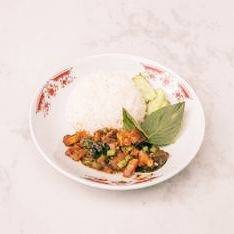 ผัดพริกแกงนมสดราดข้าว