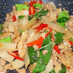 กะเพราไก่หน่อไม้ดองพริกแห้ง+ ข้าวสวย