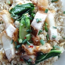 ข้าวผัดปลาอินทรีย์ใส่หมูกรอบ