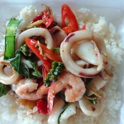 ผัดฉ่าทะเลราดข้าว