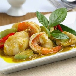 แกงเขียวหวานกุ้งหมึกราดข้าว