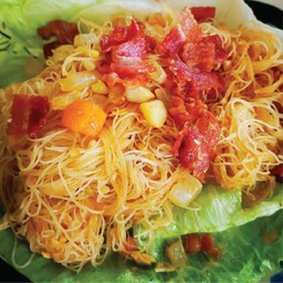 เส้นหมี่ผัดเบคอนไข่เค็มโบราณ