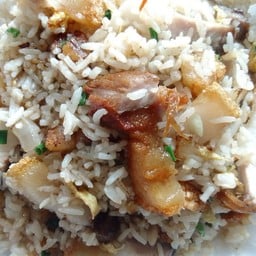 ข้าวผัดหมูกรอบ