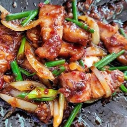 ผัดพริกเผาหมูสับราดข้าว