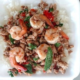 กะเพราหมูสับใส่กุ้งราดข้าว