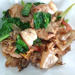 ผัดซีอิ๊วรวมมิตร (หมู+กุ้ง+หมึก)