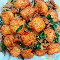 กะเพราเต้าหู้ไข่หมูสับ