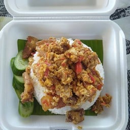 ไข่ คั่วพริกเกลือ หมูกรอบ(ราดข้าว)