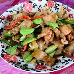 หมูผัดกะปิสะตอราดข้าว