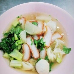 ชายสี่บะหมี่เกี๊ยว นวมินทร์