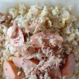 ข้าวผัดปูใส่ไส้กรอก