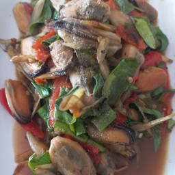ปลาหมึกผัดไข่เค็มราดข้าว