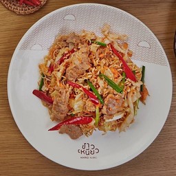 ผัดมาม่าหน้าโรงเรียน