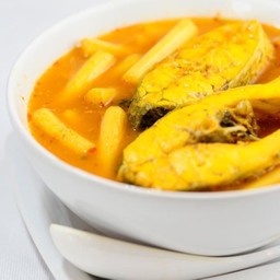 แกงเหลืองกุ้งใหญ่หรือปลา