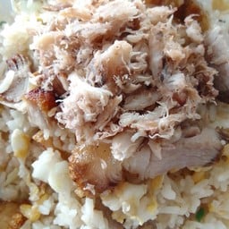 ข้าวผัดปูใส่หมูกรอบ