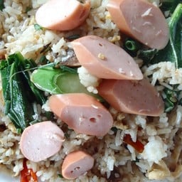 ข้าวผัดปลาอินทรีย์ใส่ไส้กรอก