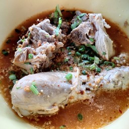 ก๋วยเตี๋ยว น่อง หมูเปื่อย ลูกชิ้น