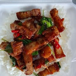 กะเพราหมูกรอบราดข้าว