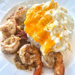 ข้าวราดกุ้งทอดกระเทียม