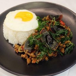 ข้าว กระเพราไข่เยี่ยวม้า