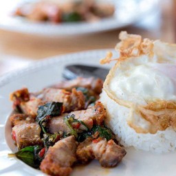 ข้าวราดกะเพราหมูกรอบ