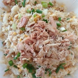 ข้าวผัดปูใส่ปลาทูน่า