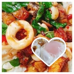 ข้าวกระเพราปลาหมึกกหมูกรอบราดข้าว(ฟรีไข่ดาว)