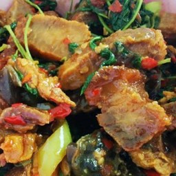 กระเพราหมูกรอบไข่เยี่ยวม้า(กับข้าว)