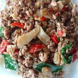 กะเพราหมูสับหน่อไม้ดองราดข้าว