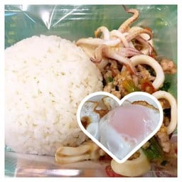 ข้าวกระเพราหมูสับ+ปลาหมึก(ฟรีไข่ดาว)
