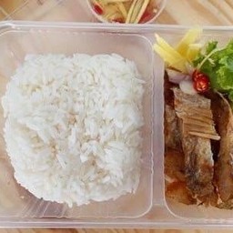 ข้าวปลากะพงทอดน้ำปลา