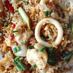 ข้าวผัดต้มยำปลาหมึก