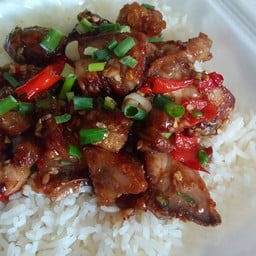 หมูกรอบคั่วพริกเกลือราดข้าว