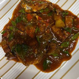 ผัดกระเพรา หมูกรอบ ปลากระป๋อง (ราดข้าว)