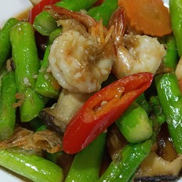 ข้าว ราดผัดหน่อไม้ฝรั่ง