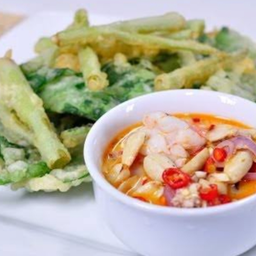 ยำผักบุ้งกรอบ