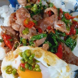 กะเพราหมูชิ้น (ใช้หมูหมักนมสด)