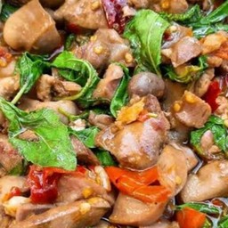 กระเพราเครื่องในไก่