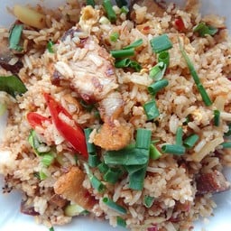 ข้าวผัดต้มยำหมูกรอบ
