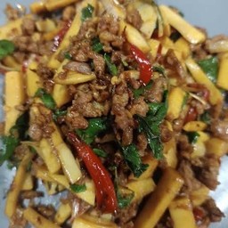 ข้าวกะเพราหน่อไม้หมูสับ