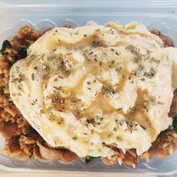 ข้าวผัดกะเพราคลุกข้าวไข่ข้น