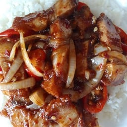 ผัดพริกเผาหมูกรอบราดข้าว
