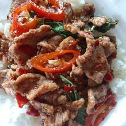 ผัดพริกแกงหมูชิ้นราดข้าว