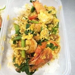 กุ้งผัดผงกะหรี่ราดข้าว