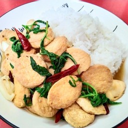 กระเพราเต้าหู้ไข่ราดข้าว