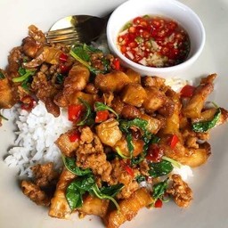 กะเพราหมูสามชั้น