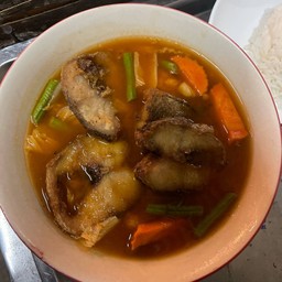 แกงส้มผักรวมปลาช่อนทอด