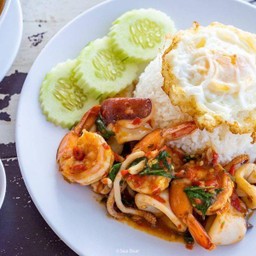 ข้าวราดกระเพราทะเลแถมฟรีไข่ดาว