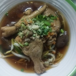 ก๋วยเตี๋ยวไก่ตุ๋นหมูตุ๋นนายโจ้